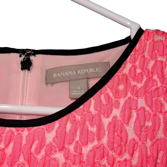 Banana Republic Women's Size 4 Retro Pink & White‎ Bright Textured Sheath Dress - Picture 5 of 7
